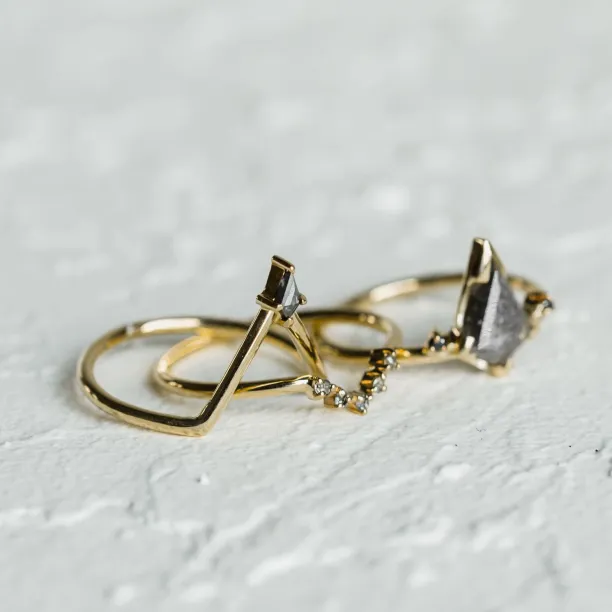 Šikmý pohled na třídílný zásnubní set MEGHAN se salt'n'pepper diamanty