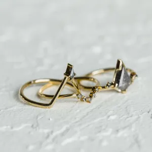 Šikmý pohled na třídílný zásnubní set MEGHAN se salt'n'pepper diamanty