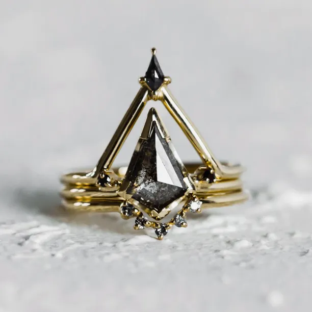 Zásnubní set prstenů MEGHAN se salt'n'pepper diamanty a třemi zlatými prsteny