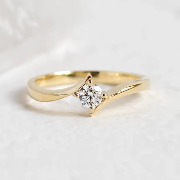 Close-up of the GRESIA yellow gold engagement ring with a lab-grown diamond