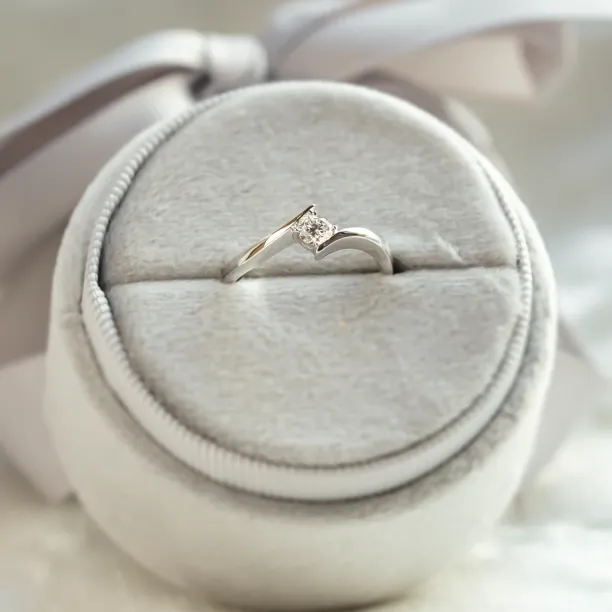 Angled view of the GRESIA engagement ring and its lab-grown diamond
