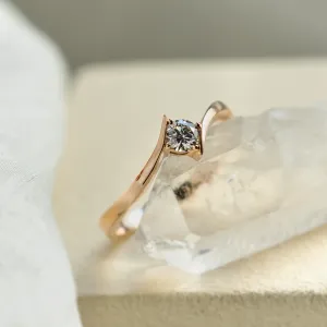 Close-up of the GRESIA engagement ring setting and lab-grown diamond