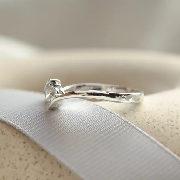Side detail of the gold engagement ring with lab-grown diamond