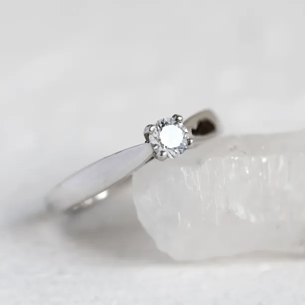 Detail uchycení lab-grown diamantu na zásnubním prstenu LOVIA