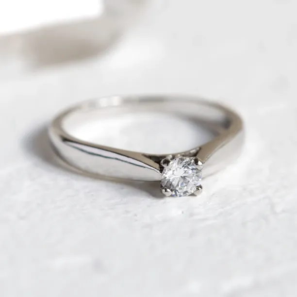 Zásnubní prsten LOVIA z bílého zlata s lab-grown diamantem