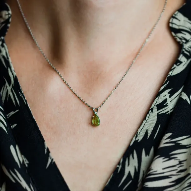 Zlatý náhrdelník s olivínem a diamantem KIWI Image