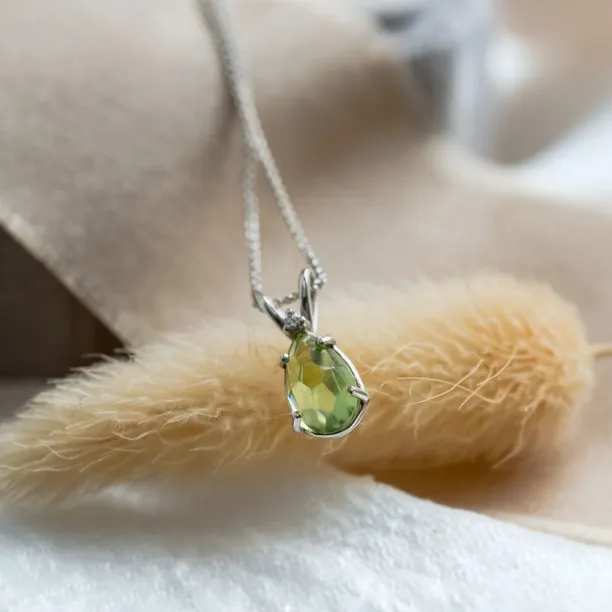 Zlatý náhrdelník s olivínem a diamantem KIWI Image