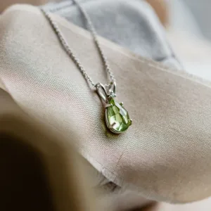 Zlatý náhrdelník s olivínem a diamantem KIWI Thumbnail