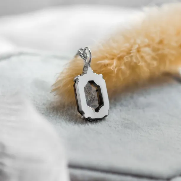 Zadní strana přívěsku náhrdelníku CATHERINE s diamantem salt and pepper