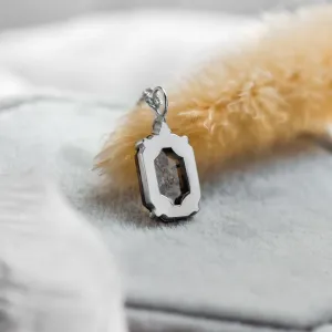 Zadní strana přívěsku náhrdelníku CATHERINE s diamantem salt and pepper