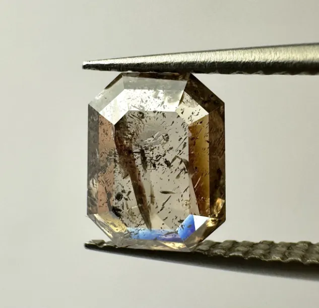 Detailní záběr na zlatý náhrdelník CATHERINE s diamantem salt and pepper v emeraldovém tvaru