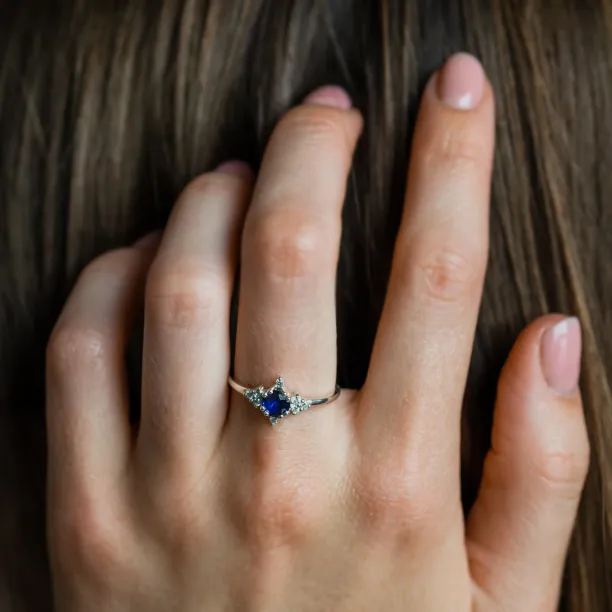 Zlatý prsten ELIZABETH s modrým safírem a diamanty na prstu