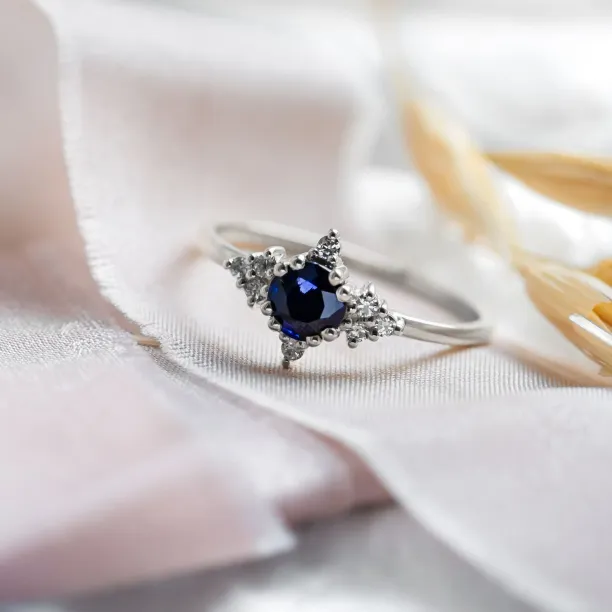 Šikmý pohled na zlatý prsten ELIZABETH s modrým safírem a diamanty