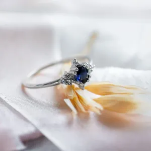 Boční pohled na zlatý prsten ELIZABETH s modrým safírem a diamanty