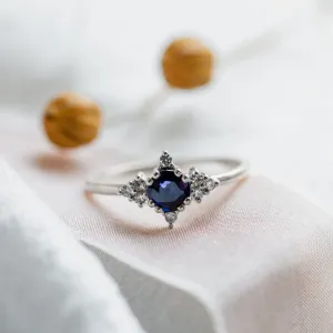 Pohled na zlatý prsten ELIZABETH s modrým safírem a diamanty