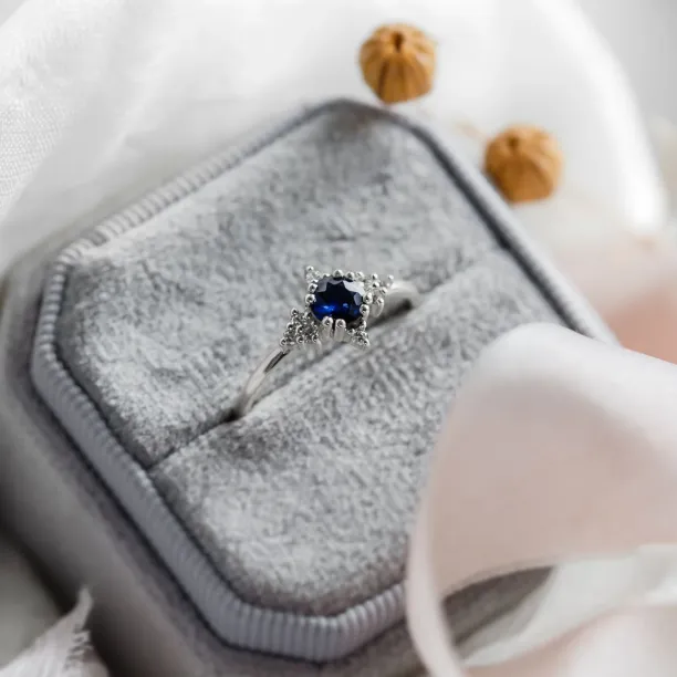Detailní šikmý pohled na zlatý prsten ELIZABETH s modrým safírem a diamanty