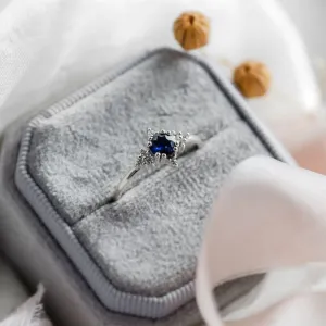 Detailní šikmý pohled na zlatý prsten ELIZABETH s modrým safírem a diamanty