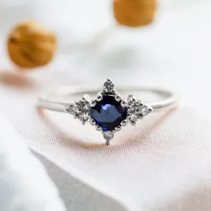 Zlatý prsten ELIZABETH s modrým safírem a diamanty