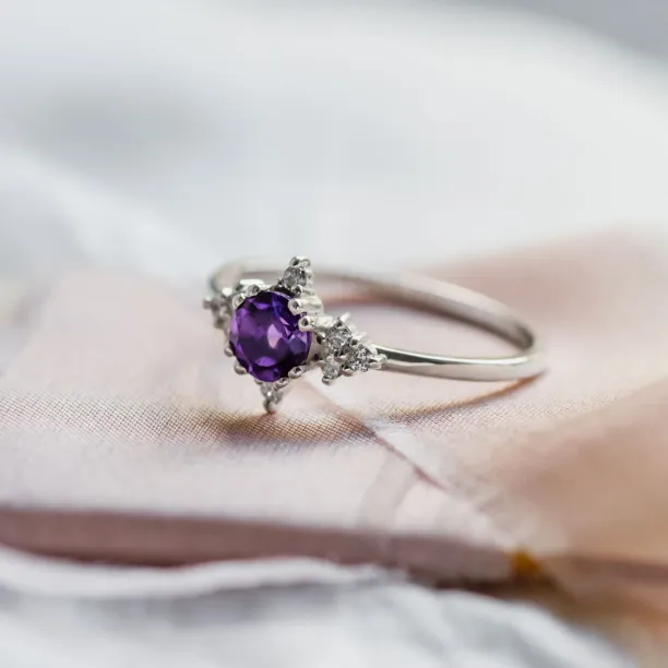 Engagement ring with amethyst and diamonds ALBINEA Image