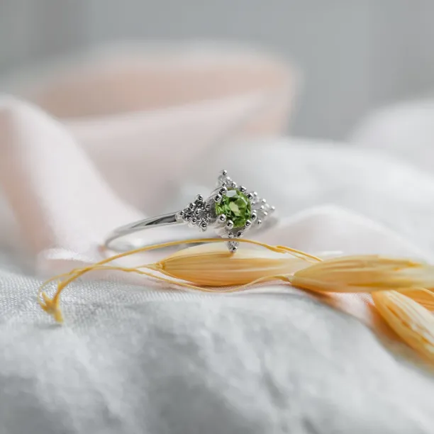 Gold ring with peridot and diamonds CERIGNOLA Image