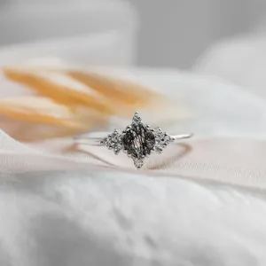 Detailní pohled na zlatý prsten PHOENIX s rutilovým křišťálem a diamanty