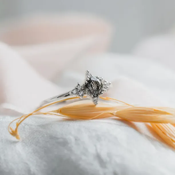 Detailní pohled na zlatý prsten PHOENIX s rutilovým křišťálem a diamanty
