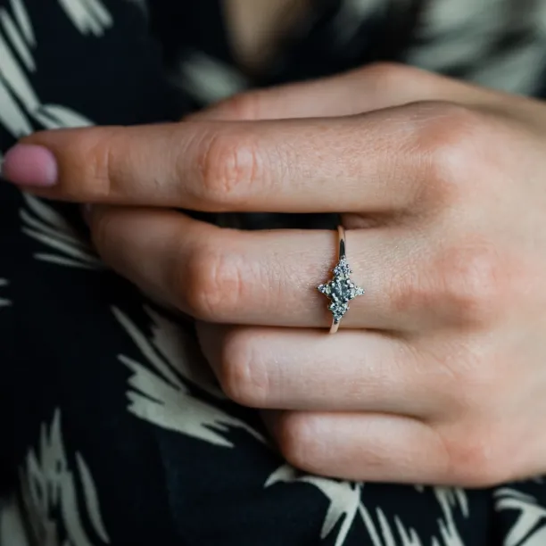 Zlatý prsten ORION se salt'n'pepper diamanty na ruce