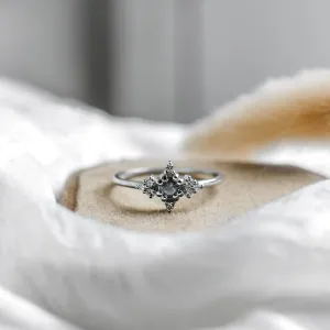 Zlatý prsten ORION se salt'n'pepper diamanty v celkovém pohledu