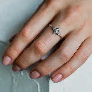 Detail zlatého prstenu ORION se salt'n'pepper diamanty na prstu
