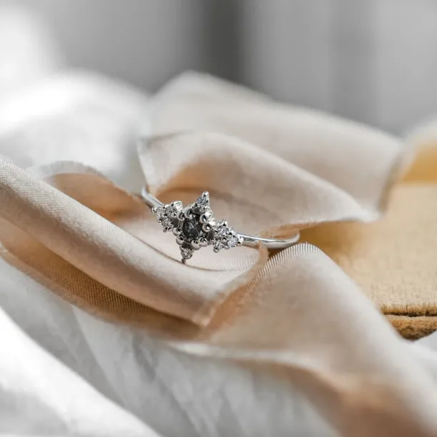 Šikmý pohled na zlatý prsten ORION se salt'n'pepper diamanty