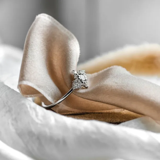 Šikmý detail zlatého prstenu ORION se salt'n'pepper diamanty