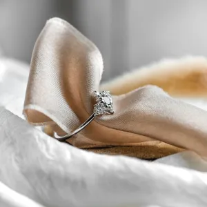 Šikmý detail zlatého prstenu ORION se salt'n'pepper diamanty