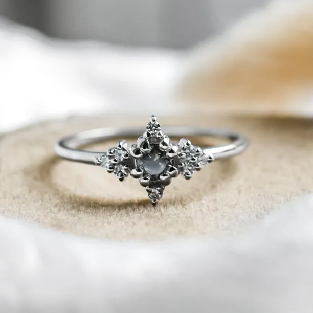 Detailní záběr atypického zlatého prstenu ORION se salt'n'pepper diamanty