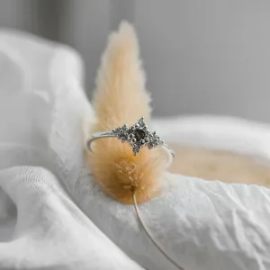 Šikmý pohled na atypický zlatý prsten ORION se salt'n'pepper diamanty