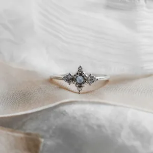 Celkový pohled na atypický zlatý prsten ORION se salt'n'pepper diamanty