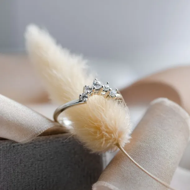 Curved gold wedding ring with diamonds ENNIO Image