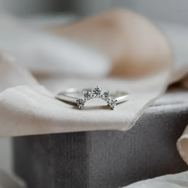 Curved gold wedding ring with diamonds ENNIO Image