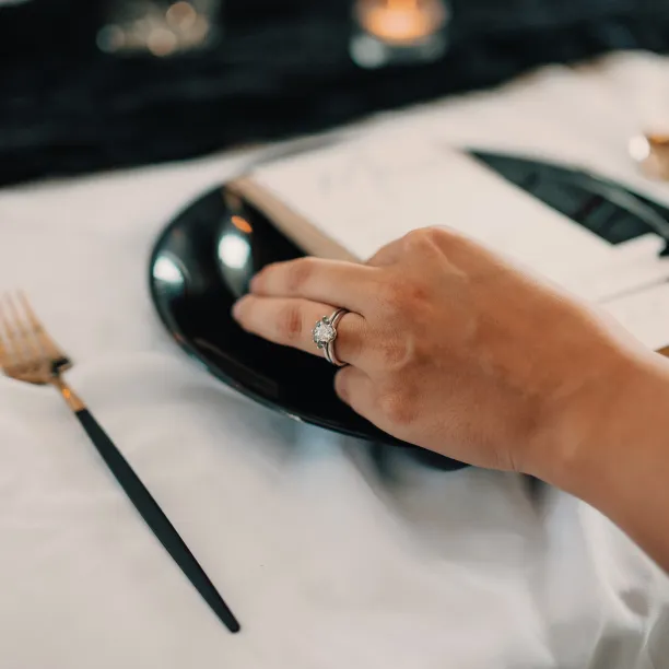 Vykrojený snubní prsten se salt'n'pepper diamanty ENZO Image