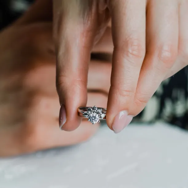Vykrojený snubní prsten se salt'n'pepper diamanty ENZO Image