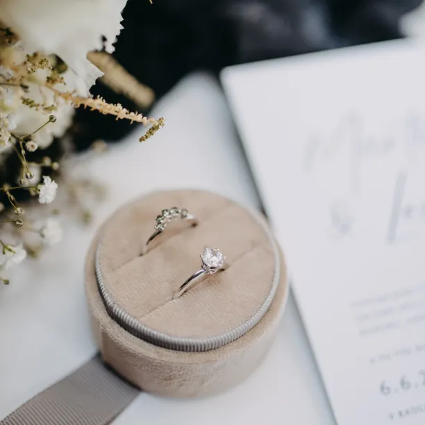 Vykrojený snubní prsten se salt'n'pepper diamanty ENZO Image