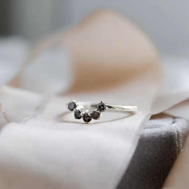 Vykrojený snubní prsten se salt'n'pepper diamanty ENZO Image