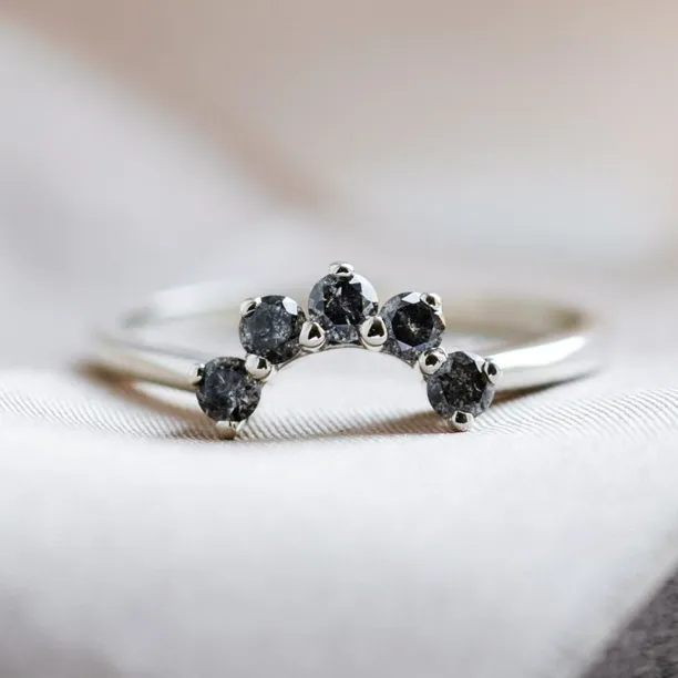 Vykrojený snubní prsten se salt'n'pepper diamanty ENZO Image