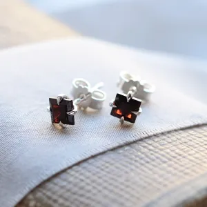 GARNI gold garnet earrings in a square princess shape