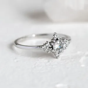 Angled view of the POMPADOUR diamond engagement ring and its detailed setting
