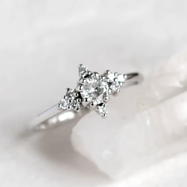 Close-up of the POMPADOUR diamond engagement ring setting