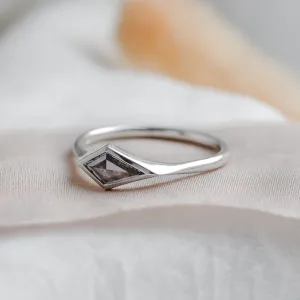 Unusual ring with salt'n'pepper diamond ARROW Thumbnail
