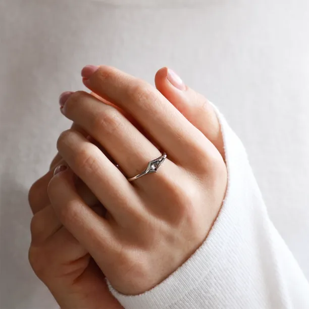 Unusual ring with salt'n'pepper diamond ARROW Image