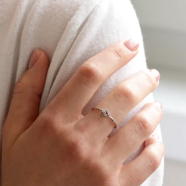 Minimalistický cluster prsten TILPI s diamanty salt and pepper nošený na ruce