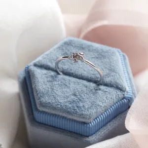 Minimalistický cluster prsten TILPI s diamanty salt and pepper ve vzpřímené poloze