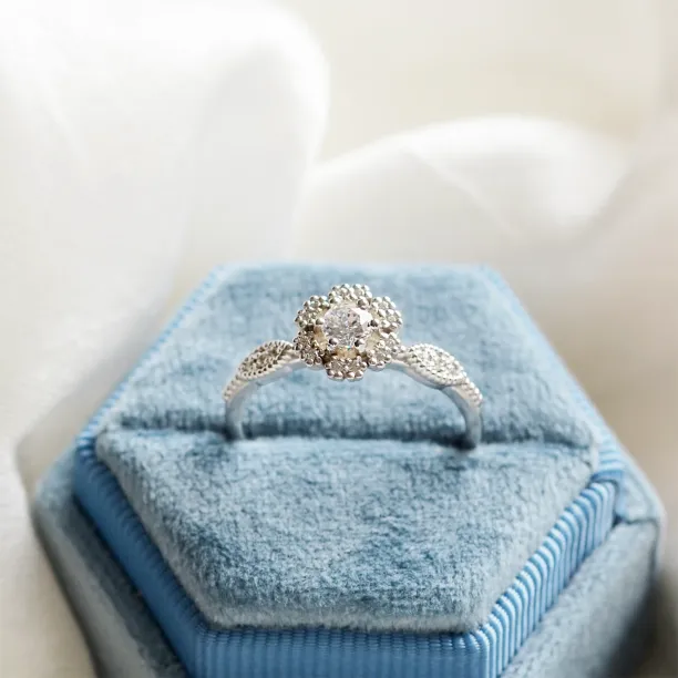 CALYPSO gold vintage diamond ring with a central diamond and surrounding stones